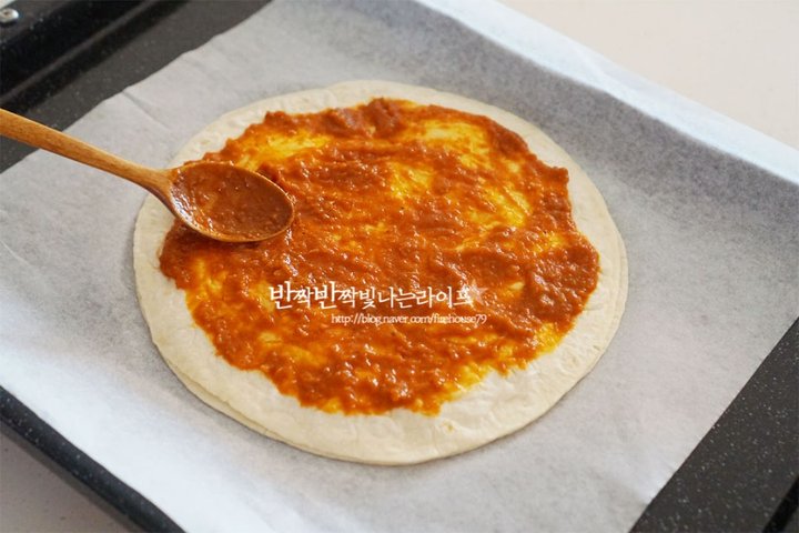 간단하고 담백한 마르게리타피자 레시피 2인분 25분 완성 평점 4.7점(96) 레시피 이미지 - 7