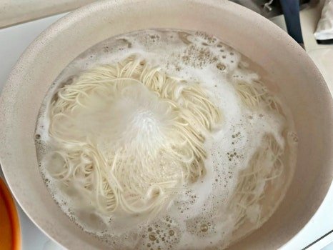 깊고 깔끔한 잔치국수 간단 레시피 2인분 15분 완성 평점 5.0점(59) 레시피 이미지 - 4