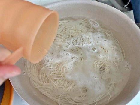 깊고 깔끔한 잔치국수 간단 레시피 2인분 15분 완성 평점 5.0점(59) 레시피 이미지 - 5