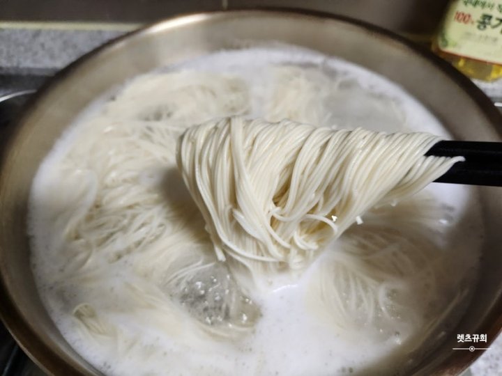 고소한 간장비빔국수 초간단 비빔국수 레시피 3인분 20분 완성 평점 4.7점(91) 레시피 이미지 - 3
