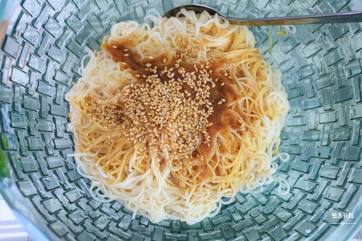 고소한 간장비빔국수 초간단 비빔국수 레시피 3인분 20분 완성 평점 4.7점(91) 레시피 이미지 - 5