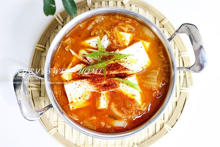 매콤한 참치김치찌개 김치찌개 간단 레시피 4인분 30분 완성 평점 4.7점(26) 레시피 이미지 - 1