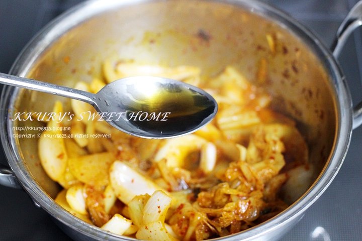 매콤한 참치김치찌개 김치찌개 간단 레시피 4인분 30분 완성 평점 4.7점(26) 레시피 이미지 - 4