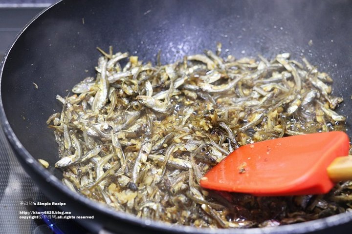 딱딱하지 않은 꽈리고추 멸치볶음 레시피 4인분 30분 완성 평점 4.8점(59) 레시피 이미지 - 6