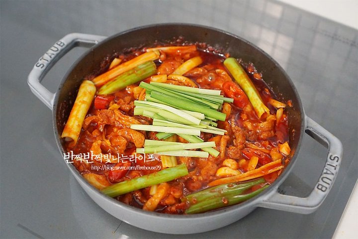쫄깃하고 매콤한 오리주물럭 레시피 4인분 35분 완성 평점 4.9점(33) 레시피 이미지 - 9