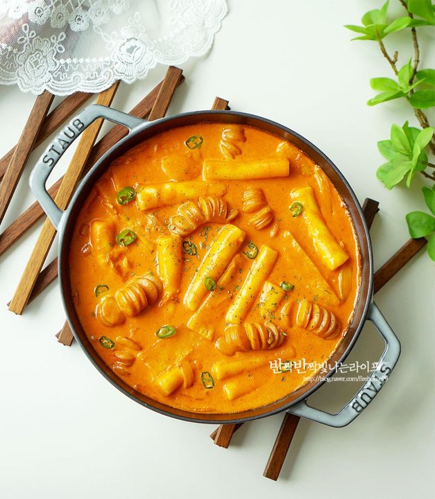 고소하면서도 매콤한 로제떡볶이 레시피 3인분 30분 완성 평점 4.8점(67) 레시피 이미지 - 1