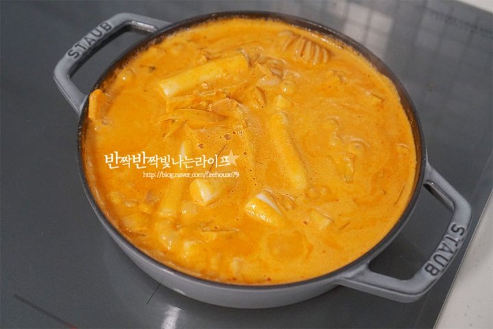 고소하면서도 매콤한 로제떡볶이 레시피 3인분 30분 완성 평점 4.8점(67) 레시피 이미지 - 11