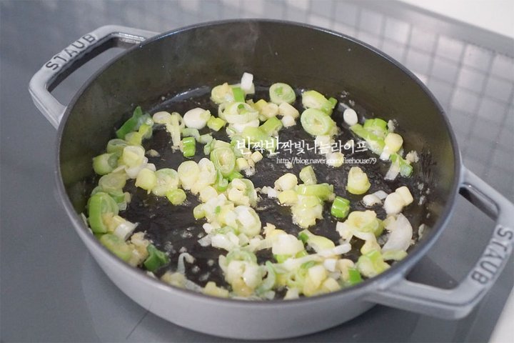 고소하면서도 매콤한 로제떡볶이 레시피 3인분 30분 완성 평점 4.8점(67) 레시피 이미지 - 5