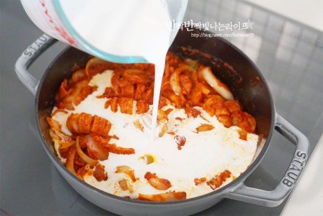 고소하면서도 매콤한 로제떡볶이 레시피 3인분 30분 완성 평점 4.8점(67) 레시피 이미지 - 8