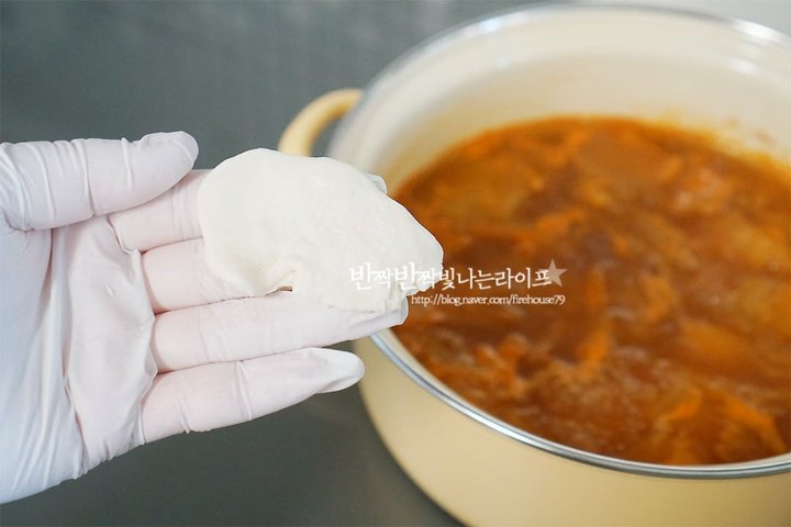 얼큰하고 쫀득한 김치 수제비 레시피 3인분 40분 완성 평점 4.7점(45) 레시피 이미지 - 9