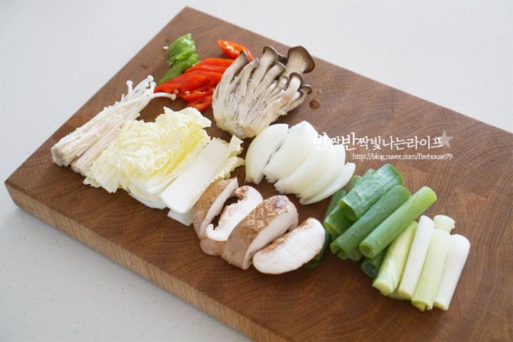 얼큰 만두전골 김치만두전골 레시피 3인분 30분 완성 평점 4.9점(45) 레시피 이미지 - 3