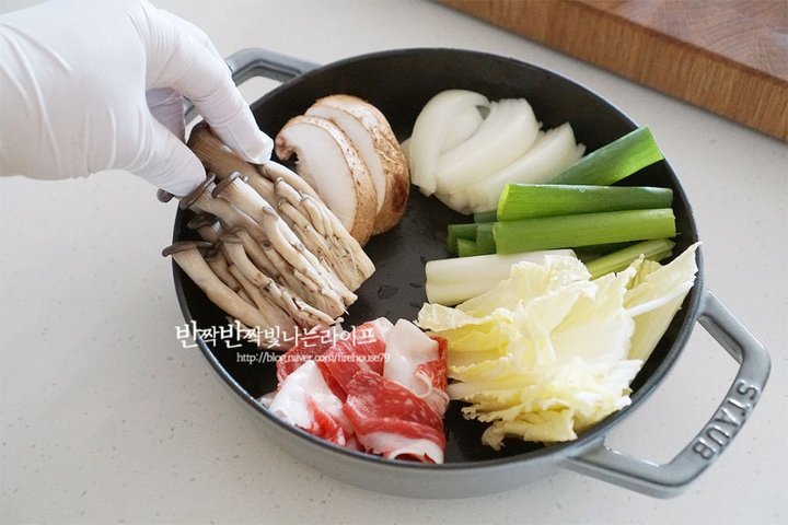 얼큰 만두전골 김치만두전골 레시피 3인분 30분 완성 평점 4.9점(45) 레시피 이미지 - 6
