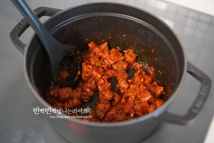 얼큰하고 시원한 경상도식소고기무국 레시피 4인분 30분 완성 평점 4.8점(52) 레시피 이미지 - 7