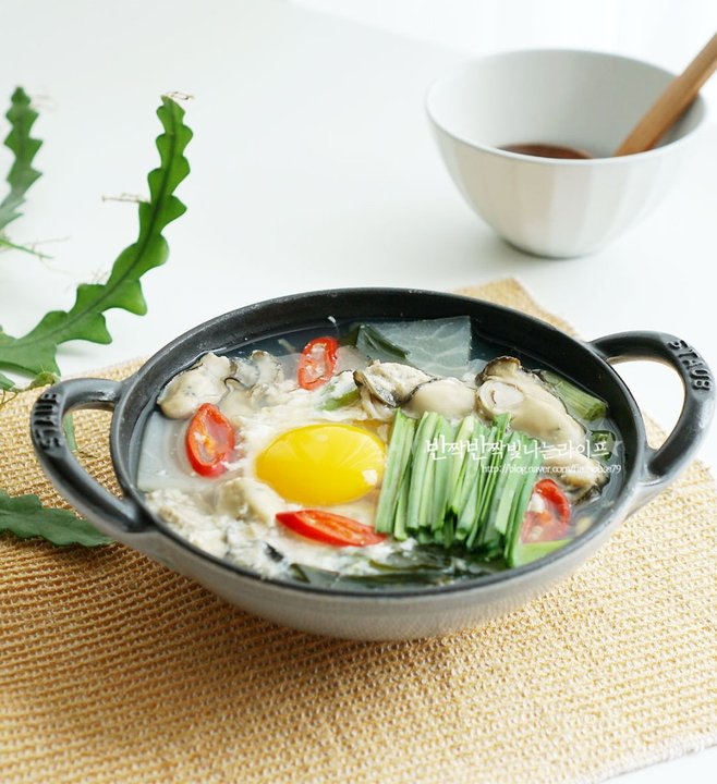 칼칼하고 시원한 제철 굴국밥 레시피 4인분 30분 완성 평점 4.8점(61) 레시피 이미지 - 1