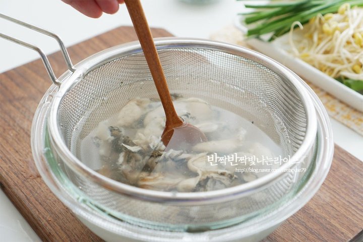 칼칼하고 시원한 제철 굴국밥 레시피 4인분 30분 완성 평점 4.8점(61) 레시피 이미지 - 2