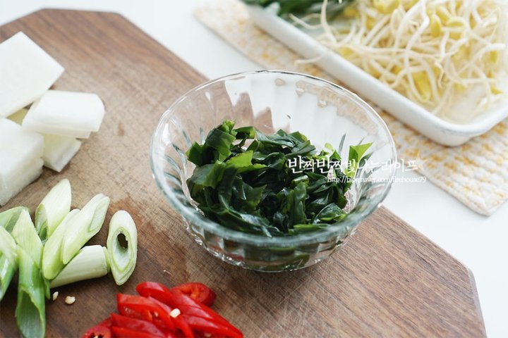 칼칼하고 시원한 제철 굴국밥 레시피 4인분 30분 완성 평점 4.8점(61) 레시피 이미지 - 4