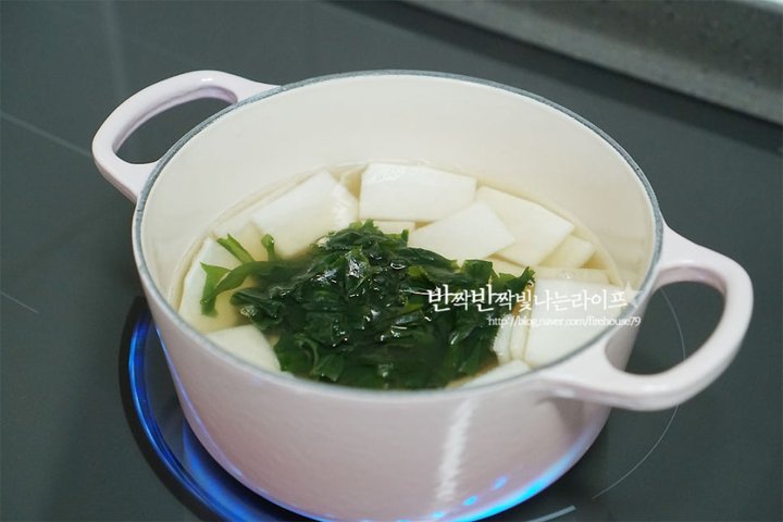칼칼하고 시원한 제철 굴국밥 레시피 4인분 30분 완성 평점 4.8점(61) 레시피 이미지 - 5