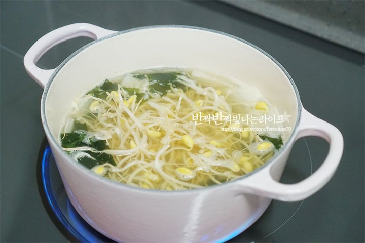 칼칼하고 시원한 제철 굴국밥 레시피 4인분 30분 완성 평점 4.8점(61) 레시피 이미지 - 6