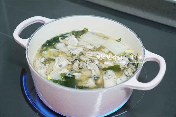 칼칼하고 시원한 제철 굴국밥 레시피 4인분 30분 완성 평점 4.8점(61) 레시피 이미지 - 7