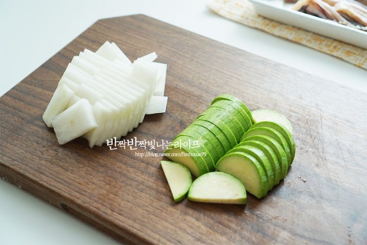 얼큰한 밥도둑 오징어찌개 레시피 2인분 30분 완성 평점 5.0점(61) 레시피 이미지 - 2