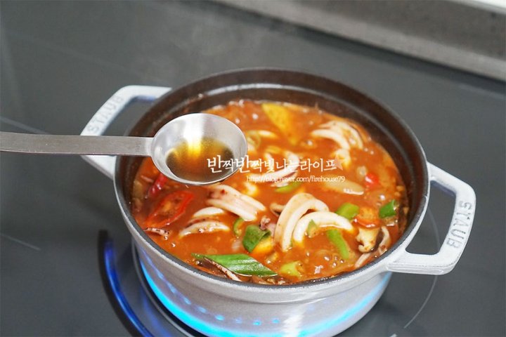 얼큰한 밥도둑 오징어찌개 레시피 2인분 30분 완성 평점 5.0점(61) 레시피 이미지 - 12