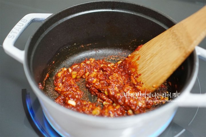 얼큰한 밥도둑 오징어찌개 레시피 2인분 30분 완성 평점 5.0점(61) 레시피 이미지 - 7