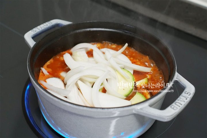 얼큰한 밥도둑 오징어찌개 레시피 2인분 30분 완성 평점 5.0점(61) 레시피 이미지 - 9