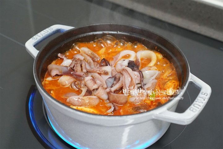 얼큰한 밥도둑 오징어찌개 레시피 2인분 30분 완성 평점 5.0점(61) 레시피 이미지 - 10