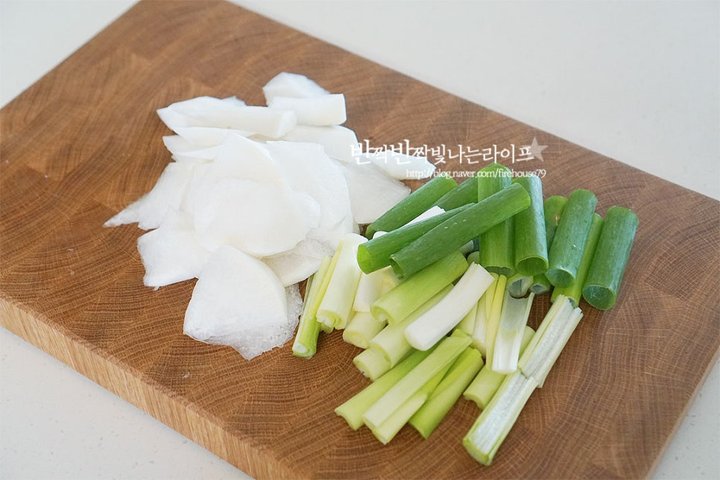 진하고 얼큰한 닭개장 레시피 4인분 1시간 15분 완성 평점 4.8점(33) 레시피 이미지 - 4