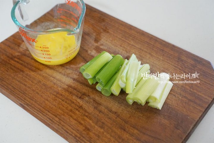 입맛 당기는 칼칼한 사리곰탕육개장 레시피 1인분 15분 완성 평점 4.8점(69) 레시피 이미지 - 3