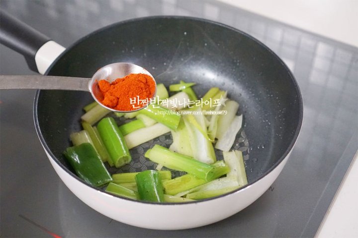입맛 당기는 칼칼한 사리곰탕육개장 레시피 1인분 15분 완성 평점 4.8점(69) 레시피 이미지 - 4