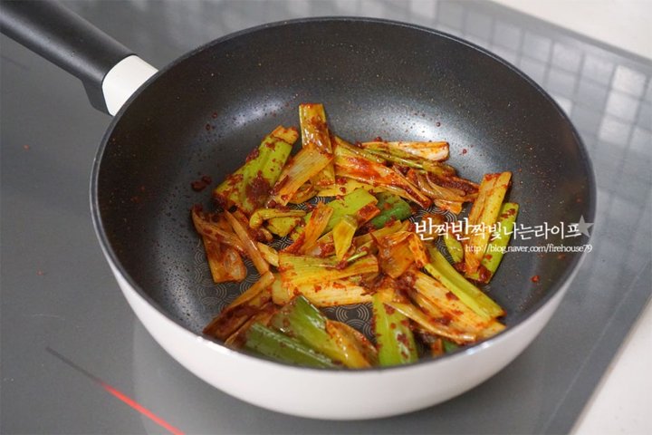 입맛 당기는 칼칼한 사리곰탕육개장 레시피 1인분 15분 완성 평점 4.8점(69) 레시피 이미지 - 5