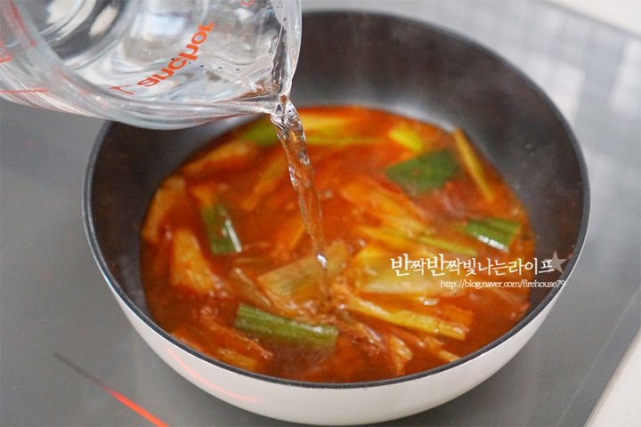 입맛 당기는 칼칼한 사리곰탕육개장 레시피 1인분 15분 완성 평점 4.8점(69) 레시피 이미지 - 6