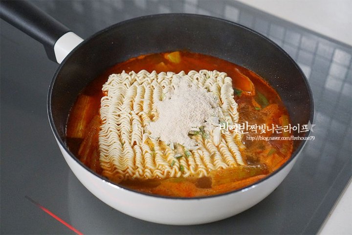 입맛 당기는 칼칼한 사리곰탕육개장 레시피 1인분 15분 완성 평점 4.8점(69) 레시피 이미지 - 7