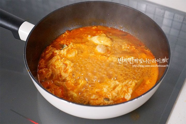 입맛 당기는 칼칼한 사리곰탕육개장 레시피 1인분 15분 완성 평점 4.8점(69) 레시피 이미지 - 9