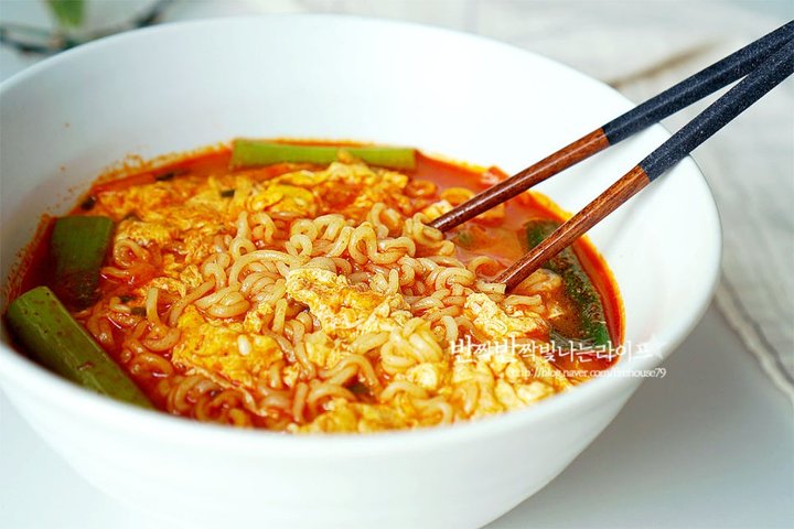 입맛 당기는 칼칼한 사리곰탕육개장 레시피 1인분 15분 완성 평점 4.8점(69) 레시피 이미지 - 10