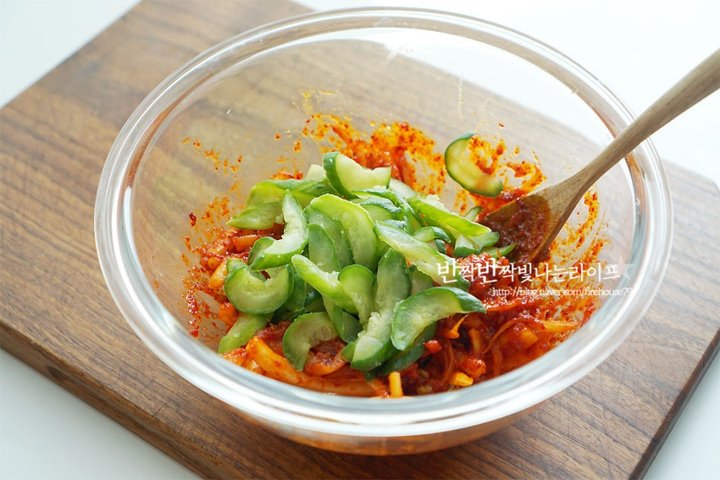 매콤새콤 쌉싸름한 도라지나물무침 레시피 4인분 30분 완성 평점 4.9점(92) 레시피 이미지 - 11
