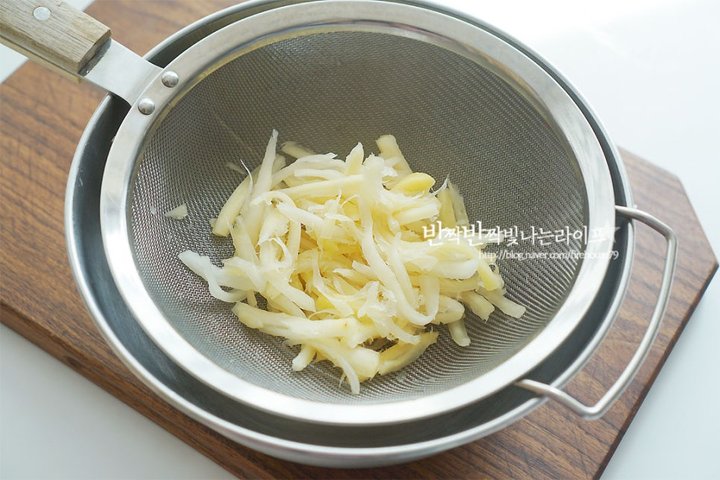 매콤새콤 쌉싸름한 도라지나물무침 레시피 4인분 30분 완성 평점 4.9점(92) 레시피 이미지 - 4