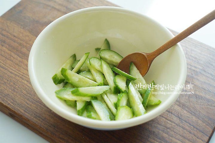 매콤새콤 쌉싸름한 도라지나물무침 레시피 4인분 30분 완성 평점 4.9점(92) 레시피 이미지 - 8