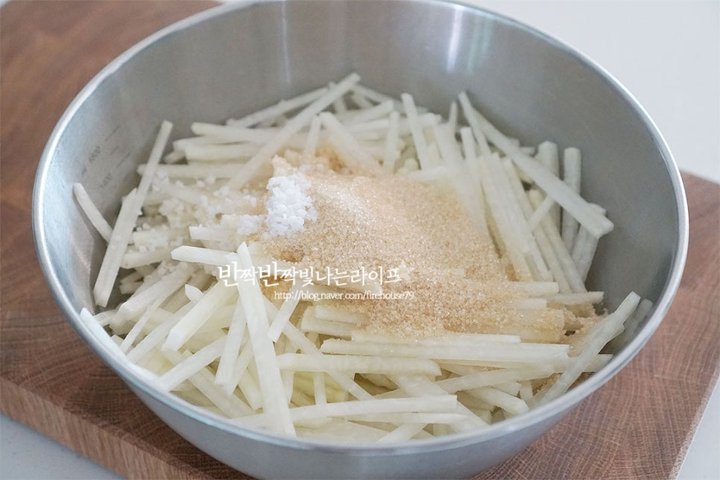 매콤새콤 편스토랑 류수영 무생채 레시피 2인분 20분 완성 평점 5.0점(16) 레시피 이미지 - 7