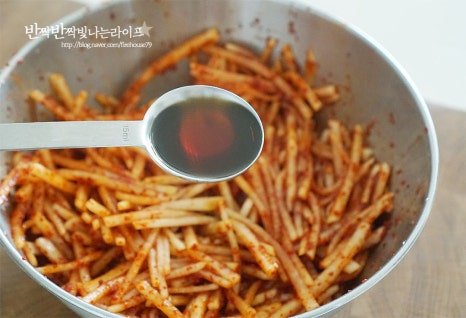 매콤새콤 편스토랑 류수영 무생채 레시피 2인분 20분 완성 평점 5.0점(16) 레시피 이미지 - 10