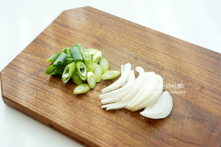매콤 칼칼한 스팸찌개 레시피 3인분 30분 완성 평점 4.8점(73) 레시피 이미지 - 3