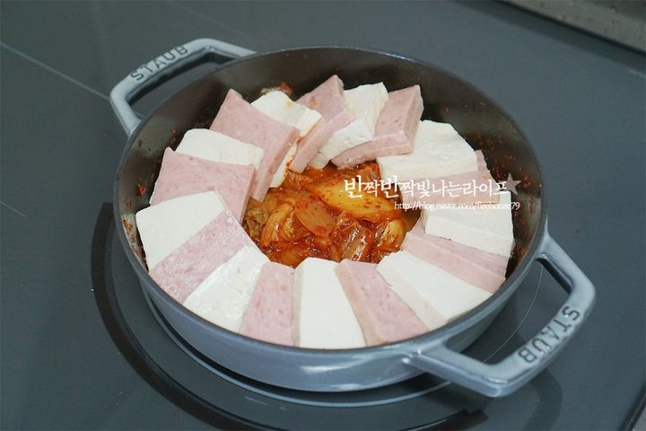 매콤 칼칼한 스팸찌개 레시피 3인분 30분 완성 평점 4.8점(73) 레시피 이미지 - 8