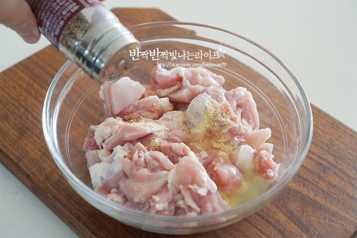 매콤달콤 닭강정 레시피 4인분 35분 완성 평점 4.9점(80) 레시피 이미지 - 3