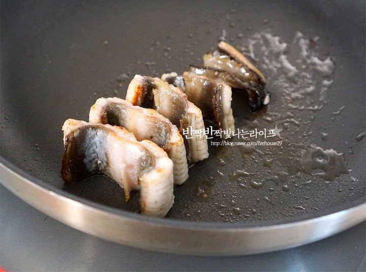 매콤달콤 양념 장어구이 레시피 2인분 30분 완성 평점 4.9점(64) 레시피 이미지 - 9