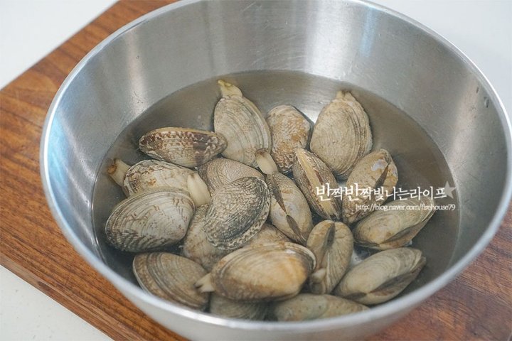 따뜻하고 칼칼한 바지락 조개탕 레시피 3인분 40분 완성 평점 4.7점(66) 레시피 이미지 - 2