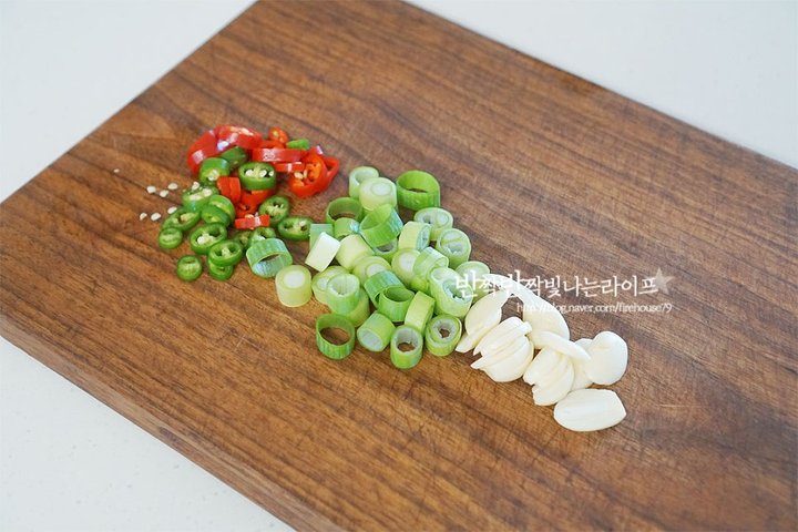 따뜻하고 칼칼한 바지락 조개탕 레시피 3인분 40분 완성 평점 4.7점(66) 레시피 이미지 - 3