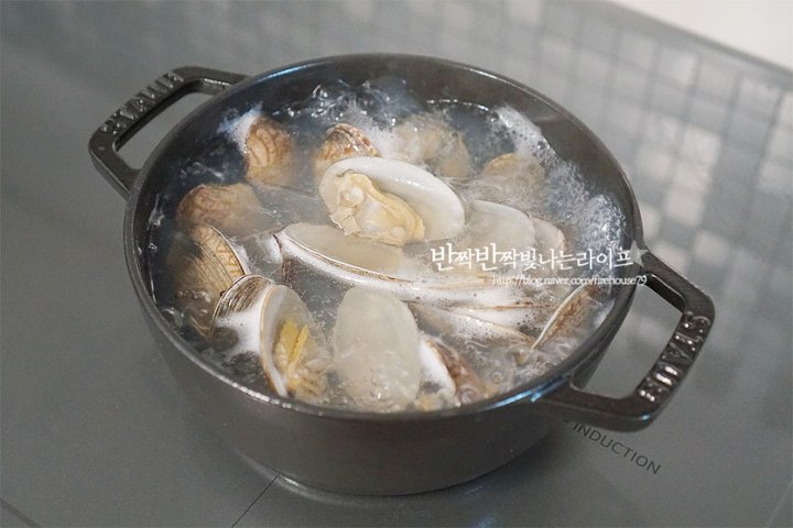 따뜻하고 칼칼한 바지락 조개탕 레시피 3인분 40분 완성 평점 4.7점(66) 레시피 이미지 - 7