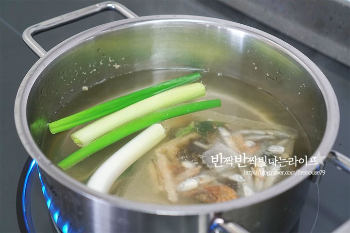 매콤하게 즐기는 뜨끈한 빨간 어묵 레시피 2인분 45분 완성 평점 5.0점(85) 레시피 이미지 - 4