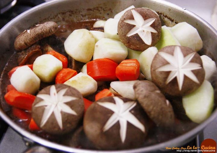 칼칼 매콤한 수미네 반찬 갈비찜 레시피 4인분 2시간 30분 완성 평점 5.0점(67) 레시피 이미지 - 9